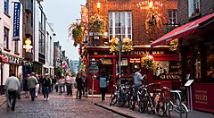 Strada affollata nel quartiere Temple Bar a Dublino.