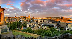 Panorama di Edimburgo al tramonto, visto da Calton Hill.