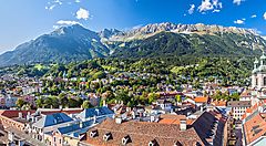 Veduta aerea di Innsbruck con montagne sullo sfondo.