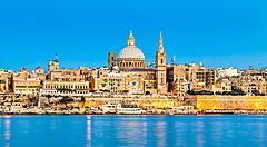 Skyline della città di La Valletta a Malta riflessa nel mare.