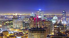 Skyline di Montreal illuminato di notte con grattacieli visibili.