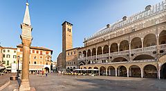 Piazza dei Signori a Padova con il Palazzo della Ragione e la torre.