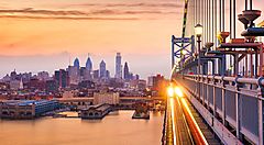Skyline di Philadelphia al tramonto vista dal ponte.