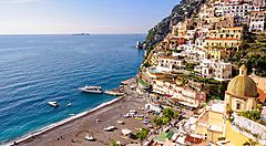 Panorama di Positano con case colorate e mare azzurro.