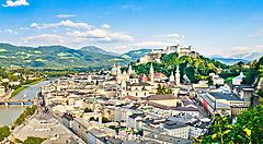 Vista panoramica di Salisburgo con il fiume Salzach e la fortezza Hohensalzburg.