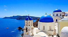 Cupole blu e mare a Santorini, Grecia.