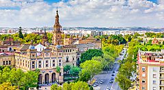 Veduta panoramica di Siviglia con edifici storici e alberi.