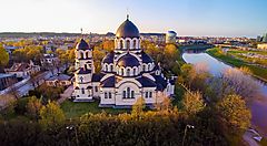 Chiesa ortodossa a Vilnius con fiume e città sullo sfondo.