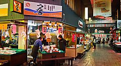 Le strade coperte del mercato Kuromon a Kamnazawa.