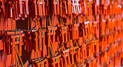 Piccoli torii dove è possibile scrivere i propri desideri, al Fushimi Inari di Kyoto.