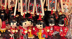 Souvenir giapponesi tradizionali esposti in un negozio di Tokyo.