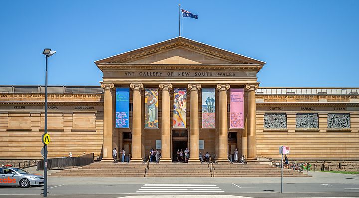 Facciata della Art Gallery of New South Wales con colonne e bandiera australiana.