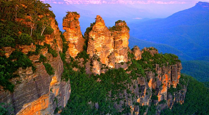 Formazioni rocciose delle Blue Mountains in Australia al tramonto.
