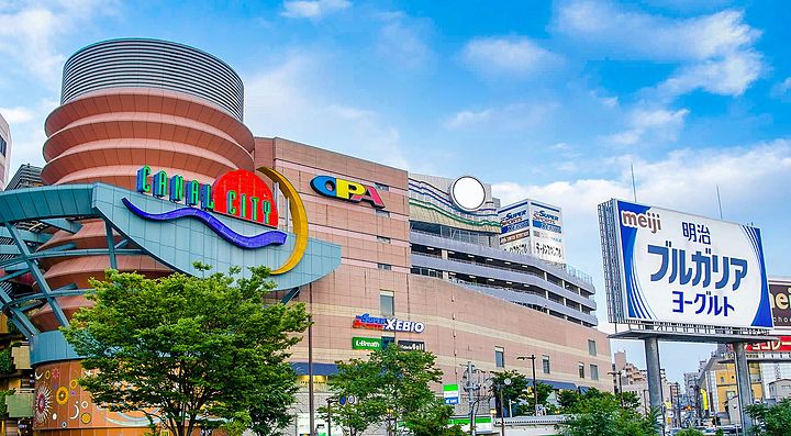 Complesso commerciale Canal City a Fukuoka, con insegne e architettura moderna.