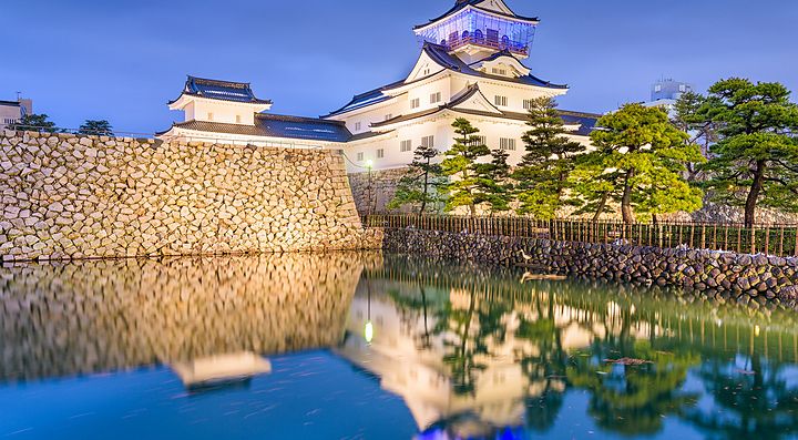 Il Castello di Toyama riflesso nel fossato al tramonto.