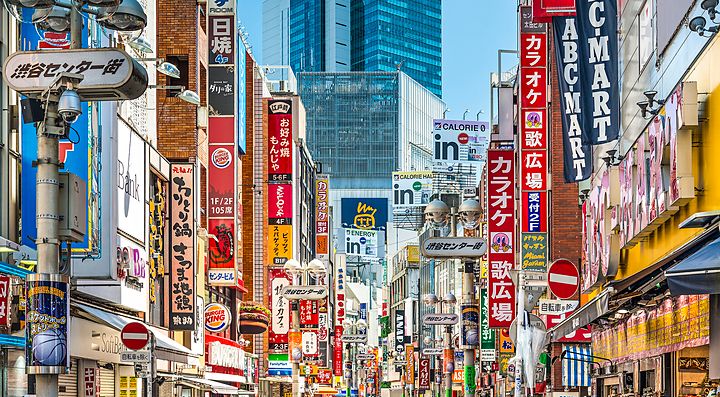 Strada affollata con insegne colorate a Center Gai, Tokyo.