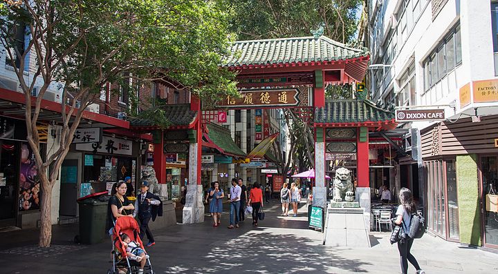 Ingresso di Chinatown a Sydney con persone che passeggiano.