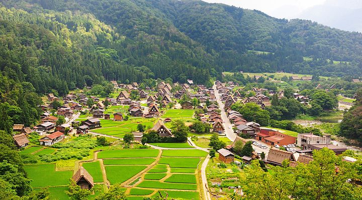 Il villaggio tradizionale di Shirakawa-go con case gassho-zukuri.