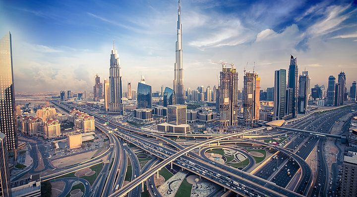 Panorama del centro di Dubai con grattacieli e autostrade.