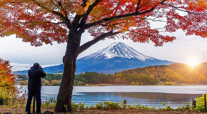 Monte Fuji visto dal lago Kawaguchi con colori autunnali.