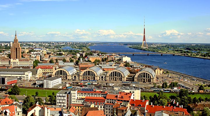 Vista panoramica di Riga con la torre della televisione e i mercati centrali.