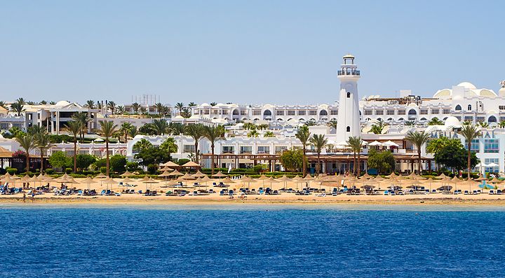 Spiaggia e hotel di Sharm El Sheikh con mare in primo piano.