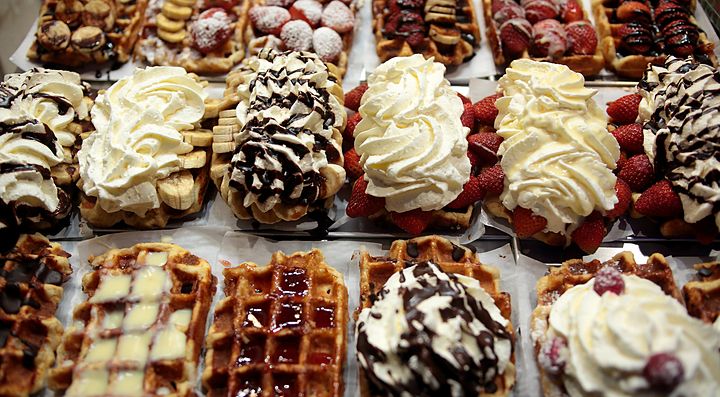 Waffle belgi con vari gusti e decorazioni.