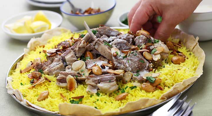 Piatto tradizionale giordano con riso giallo, carne e mandorle.
