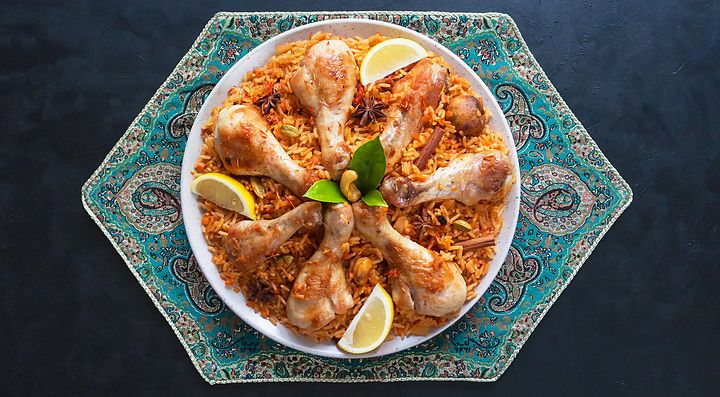 Piatto di riso arabo con pollo e limone in Qatar.