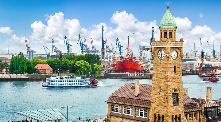 Porto di Amburgo con torre dell'orologio e navi sullo sfondo.
