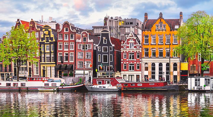 Case colorate lungo un canale ad Amsterdam.