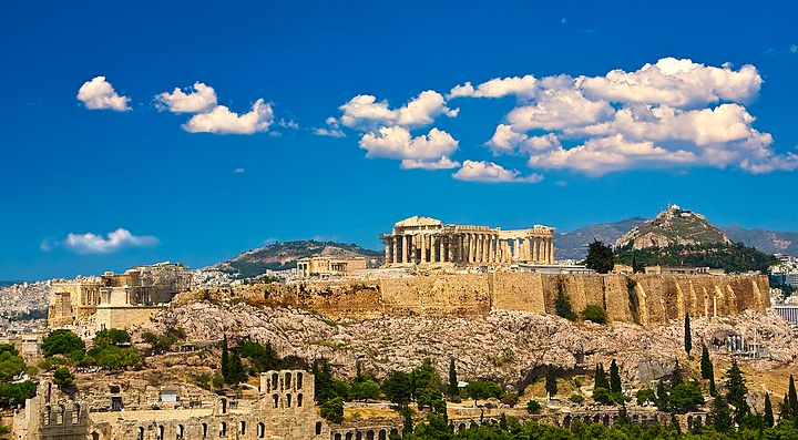 L'Acropoli di Atene con il Partenone e il cielo azzurro sullo sfondo.