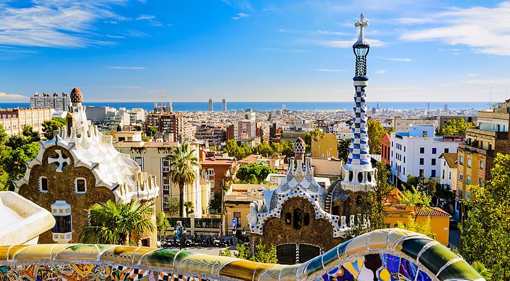 Vista panoramica di Barcellona dal Parc Güell in una giornata soleggiata.