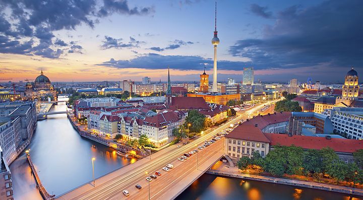 Panorama di Berlino con la torre della televisione al tramonto.
