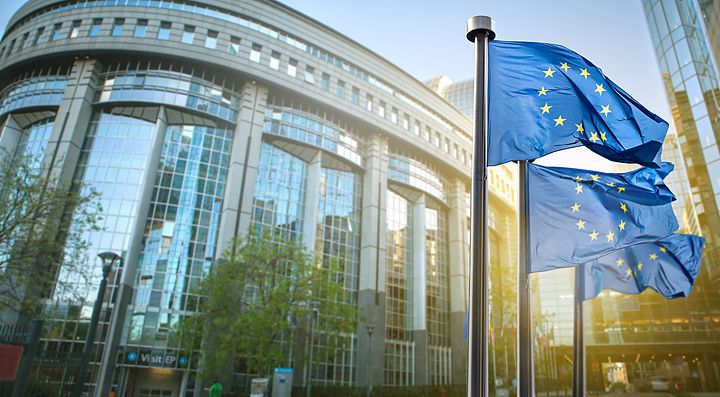 Bandiera dell'Unione Europea davanti al Parlamento Europeo a Bruxelles.