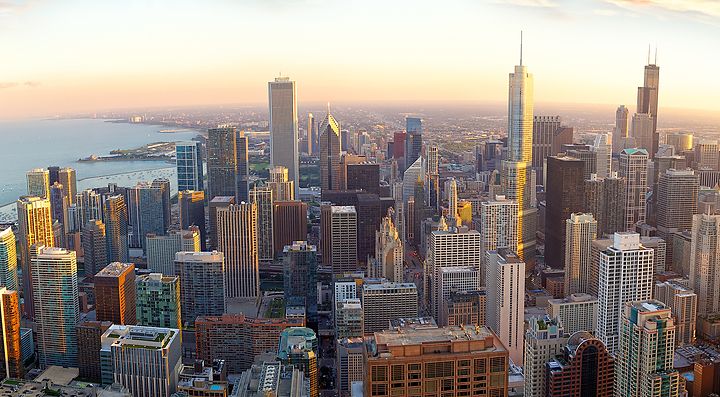 Vista panoramica dello skyline di Chicago al tramonto.