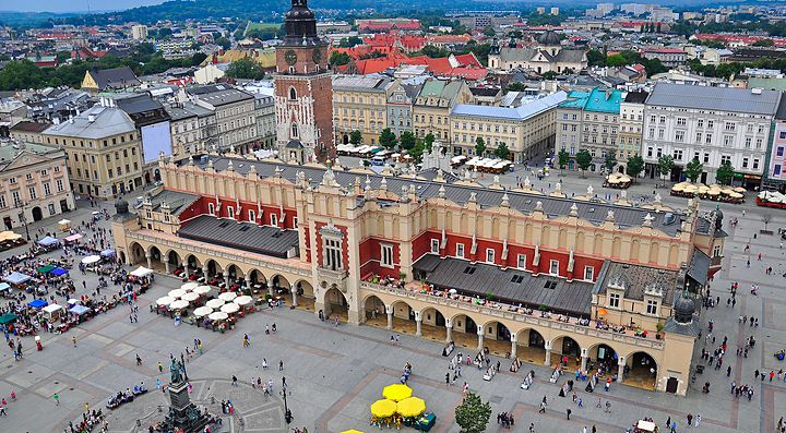 Piazza del Mercato a Cracovia, con il Palazzo del Tessuto e vista panoramica.