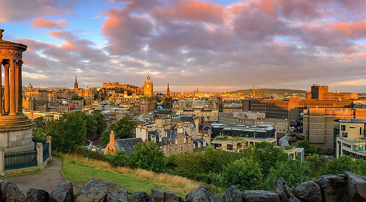 Panorama di Edimburgo al tramonto, visto da Calton Hill.