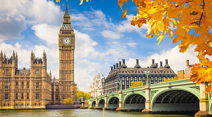 Il Big Ben e il Parlamento di Londra con foglie autunnali.