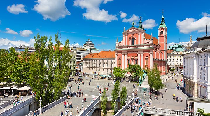 Piazza Prešeren a Lubiana con la Chiesa francescana dell'Annunciazione.