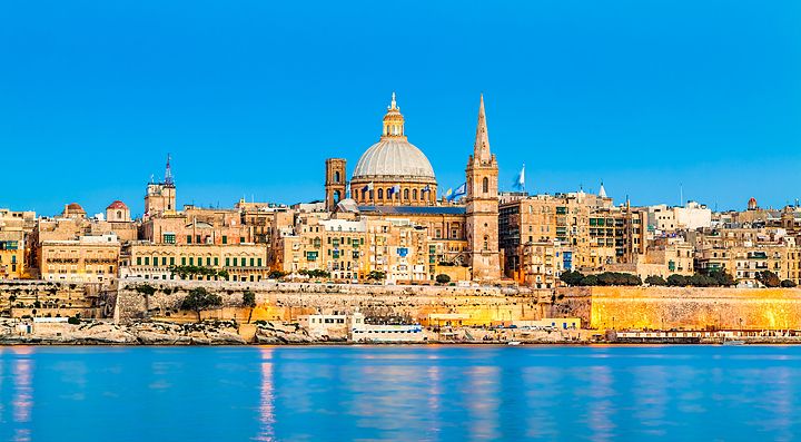 Skyline della città di La Valletta a Malta riflessa nel mare.