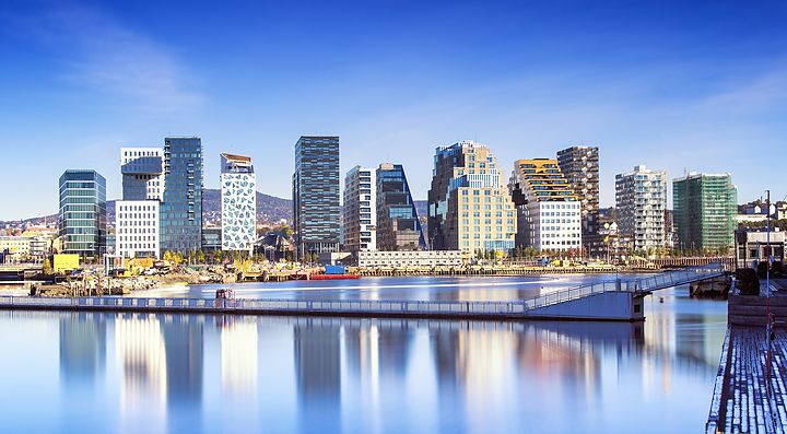 Skyline moderno di Oslo riflesso nell'acqua.