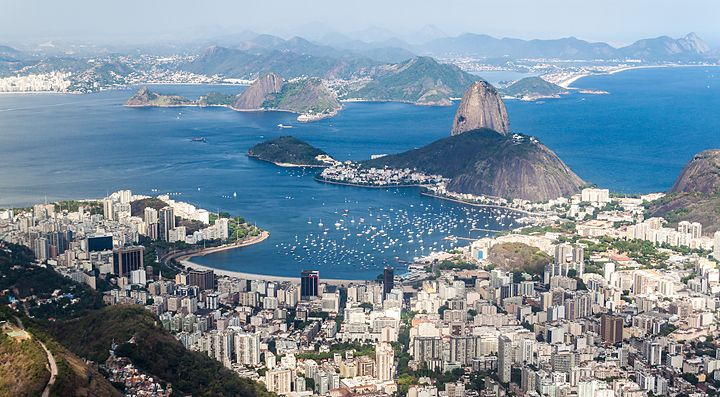 Panorama di Rio de Janeiro con baia e colline iconiche.