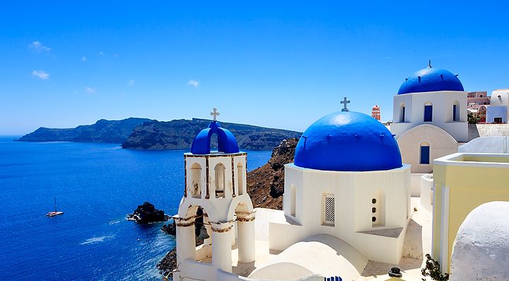 Cupole blu e mare a Santorini, Grecia.
