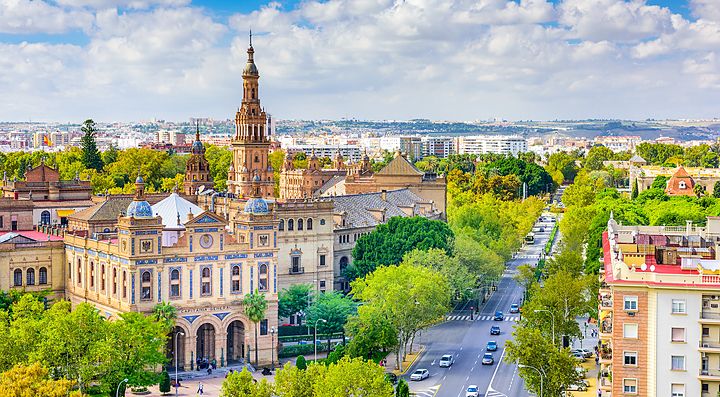 Veduta panoramica di Siviglia con edifici storici e alberi.