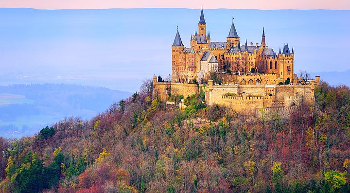 Il Castello di Hohenzollern sopra una collina nei dintorni di Stoccarda.