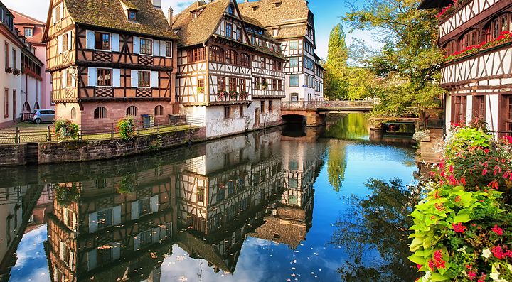 Canali e case a graticcio nel centro storico di Strasburgo.