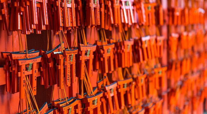 Piccoli torii dove è possibile scrivere i propri desideri, al Fushimi Inari di Kyoto.