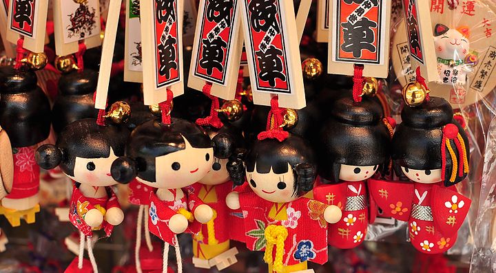 Souvenir giapponesi tradizionali esposti in un negozio di Tokyo.