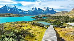 Sentiero verso le montagne e laghi blu della Patagonia.